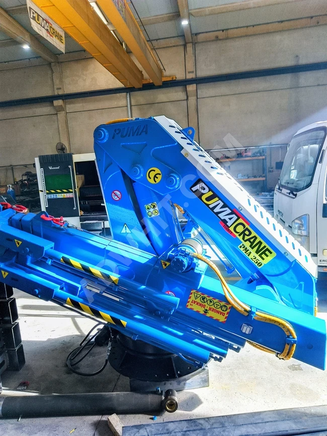 Fully foldable marine hydraulic owl crane