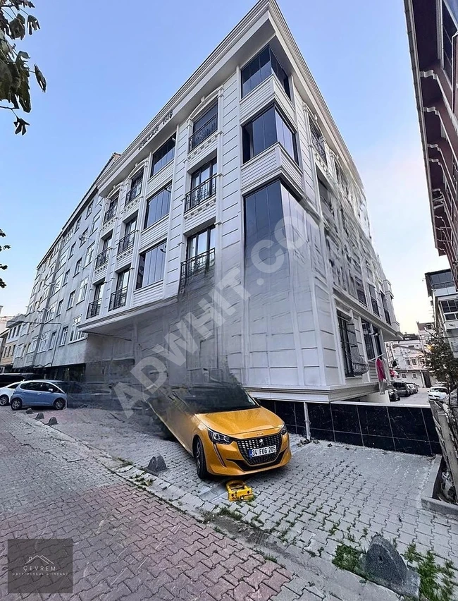 YEŞİLOVA'DA HARİKA KONUMDA METROBÜSE YAKIN YARIM BİNA