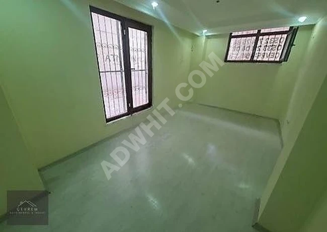 YEŞİLOVA'DA HARİKA KONUMDA METROBÜSE YAKIN YARIM BİNA