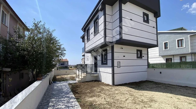 GENİŞ BAHÇE KULLANIMI VE İMAR YOLA CEPHE ŞIK TASARIM VİLLA