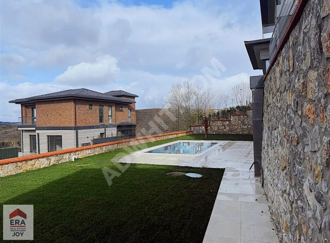 فيلا ثلاثية الطوابق مع مسبح في TEPEÖREN DORUKPARK VİLLALARI