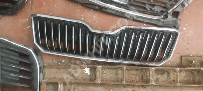 The front SKODA SUPER B logo