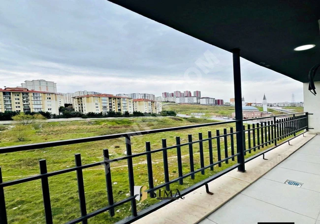 Metrobüs'e yakın bir sitede bahçe manzaralı satılık daire