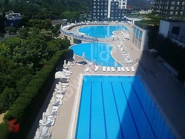 شقة 2+1 كبيرة فارغة وأرضية منخفضة للبيع في Maslak Mashattan