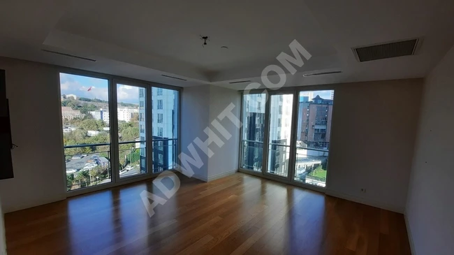 شقة 2+1 كبيرة فارغة وأرضية منخفضة للبيع في Maslak Mashattan