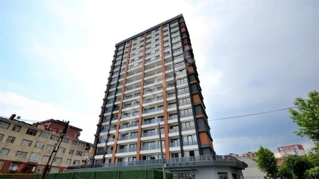 شقة للإيجار 1+1 خالية الطابق العالي بحي SEFAKÖY İNÖNÜ