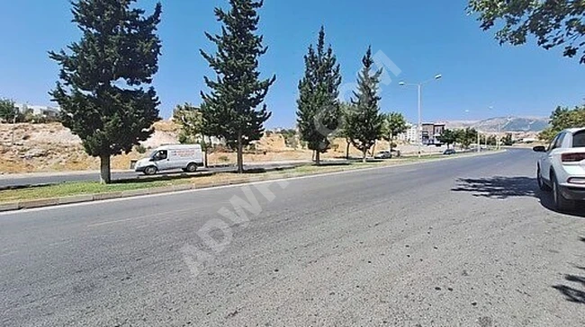 MARAŞ EMLAKTAN AĞCALI YOL KENARI SATILIK 22 M2 HİSSE ARSA