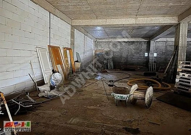 REYHAN CADDE ÜZERİNDE YENİŞEHİR MAHALLESİNDE DEPOLU DÜKKAN