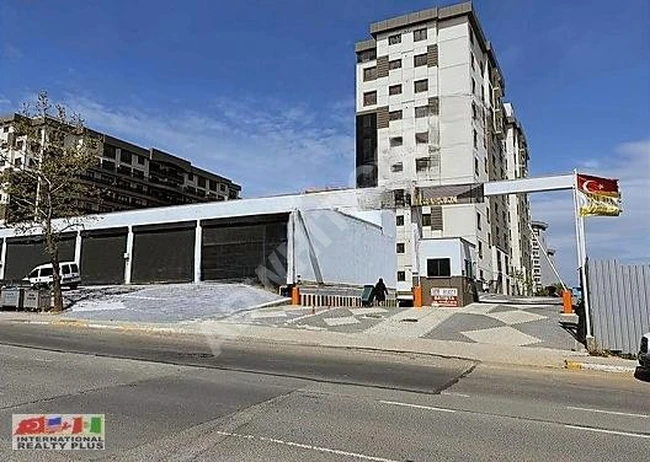 REYHAN CADDE ÜZERİNDE YENİŞEHİR MAHALLESİNDE DEPOLU DÜKKAN