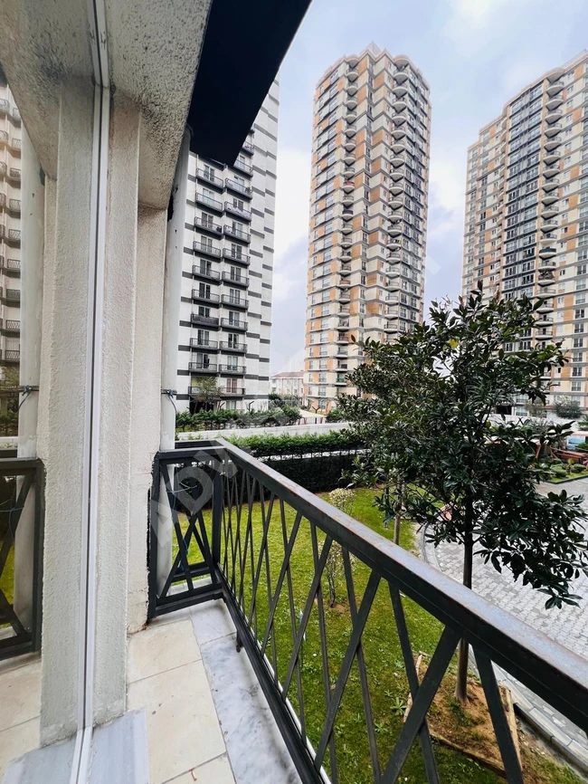 شقة بإطلالة حديقة في مجمع سكني للبيع قرب المترو باسطنبول