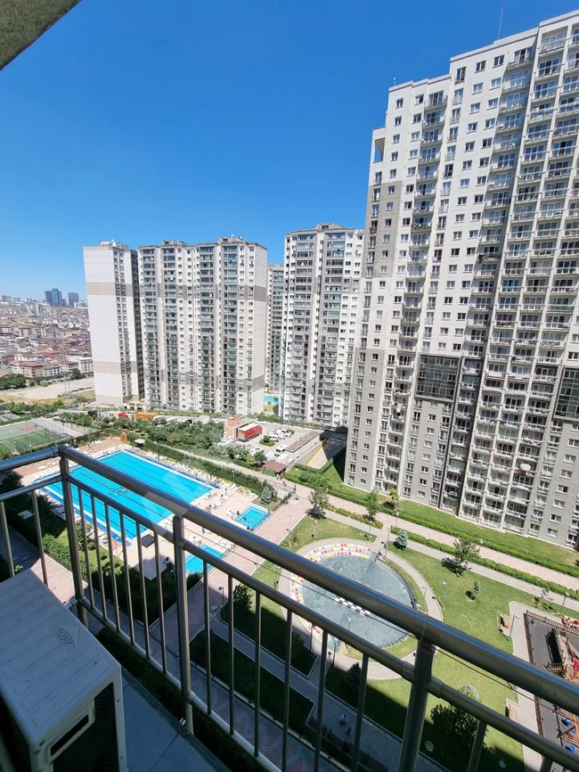 شقة بإطلالة مميزة على المسبح ضمن مجمع أنوفيا 3 في اسطنبول