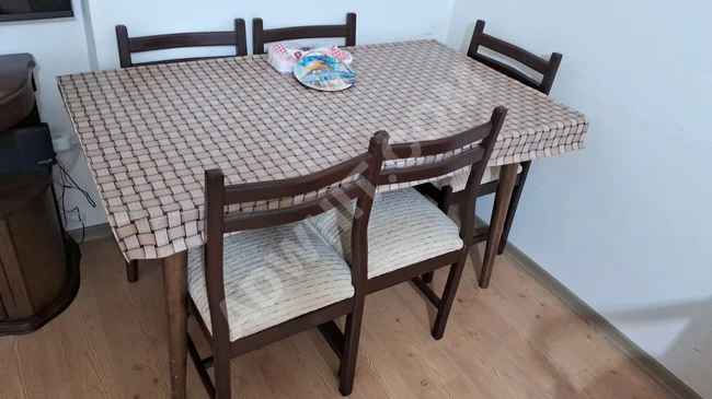 طاولة طعام خشب مع خمسة كراسي 