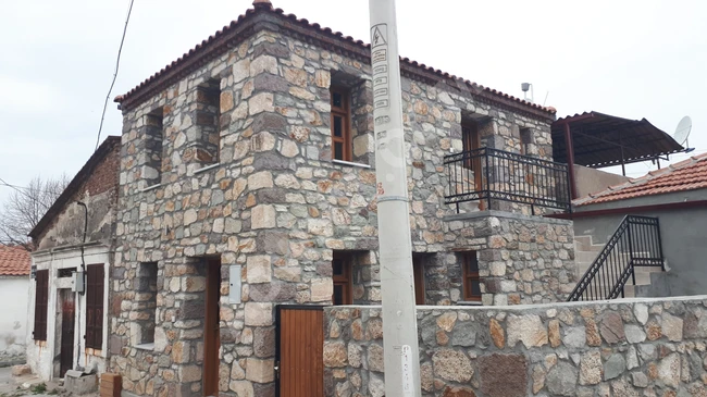 منزل حجري مستقل بحديقة للبيع في بادملي – ديكيلي - ازمير