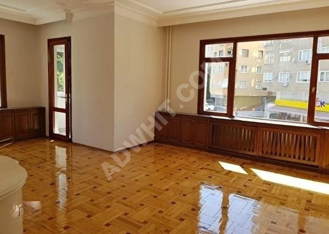 Kadıköy Merdivenköy'de E-5 Metroya Yakın 3+1 Asansörlü Otoparklı Satılık