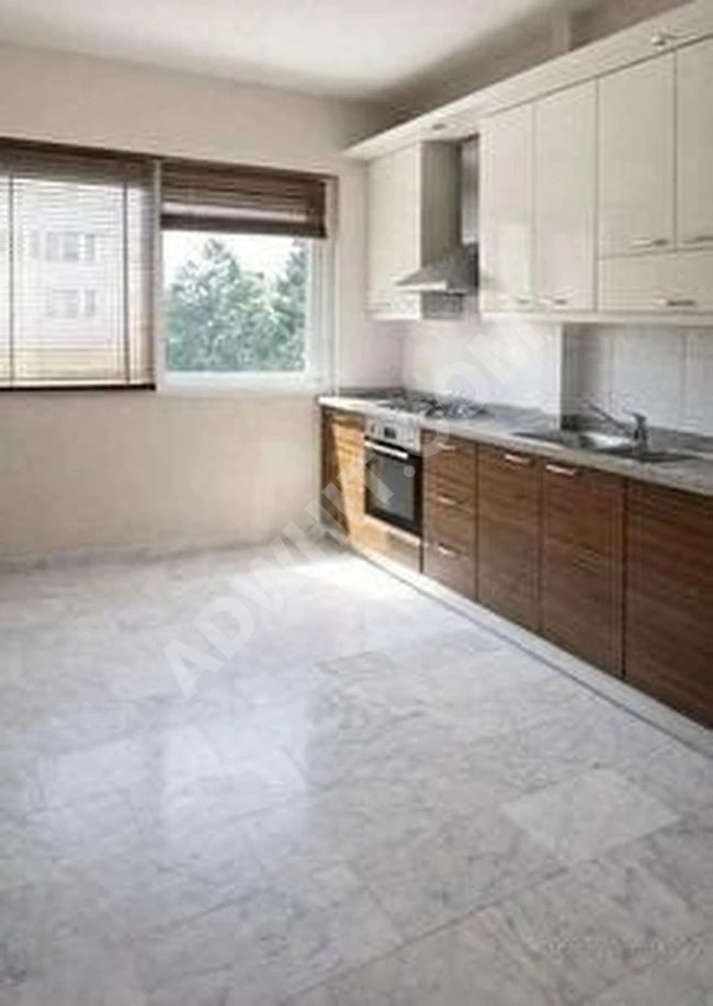 Kadıköy Merdivenköy'de E-5 Metroya Yakın 3+1 Asansörlü Otoparklı Satılık