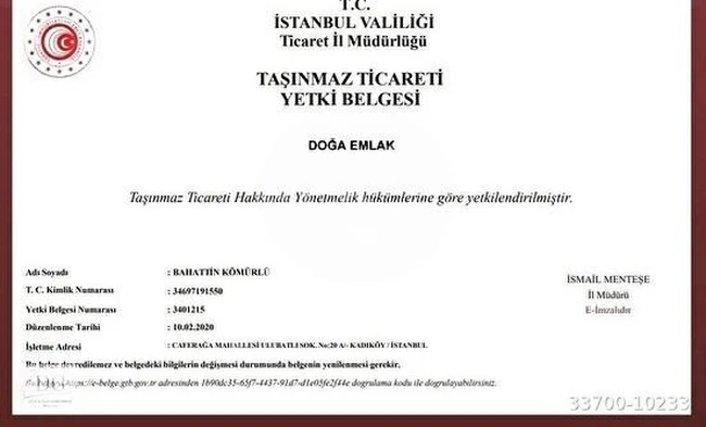 في كارتال أتالار Kartal Atalar، على شارع ميني بوس يوجد مبنى سكني ثلاثي الطوابق معروض للبيع.