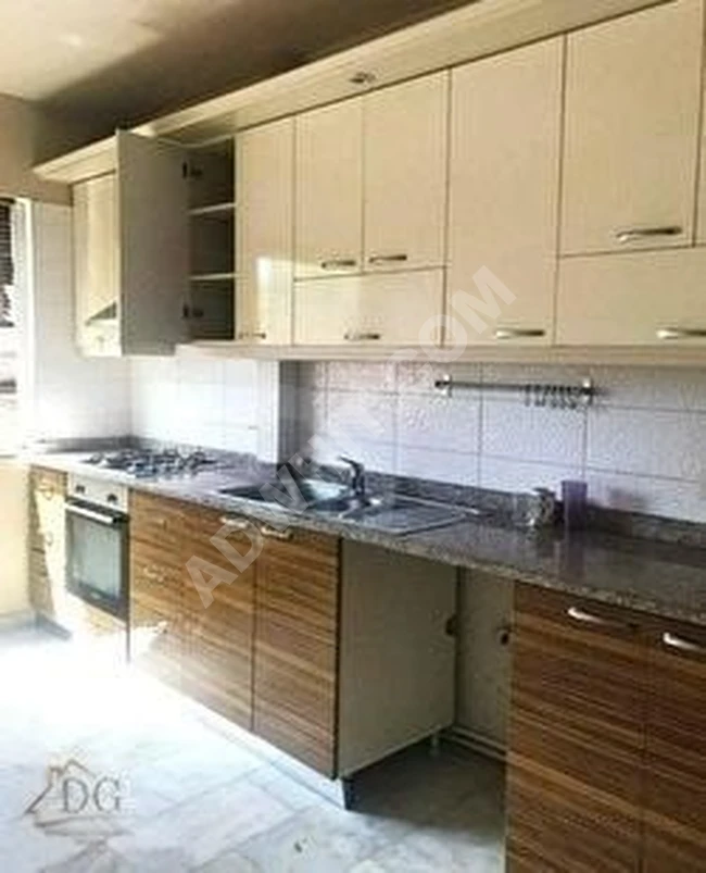 Kadıköy Merdivenköy'de E-5 Metroya Yakın 3+1 Asansörlü Otoparklı Satılık