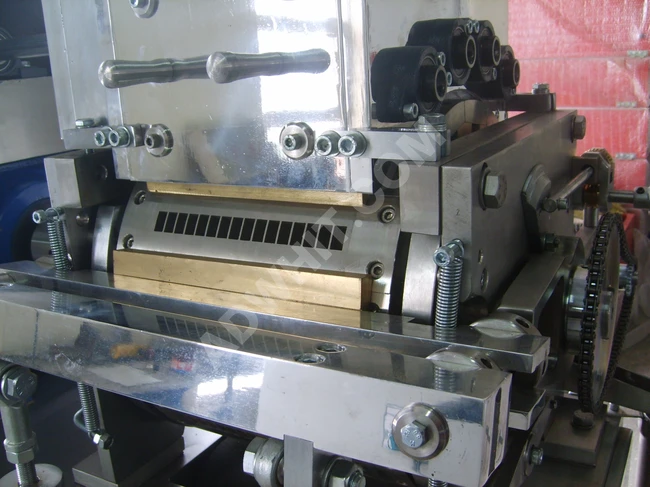 R TİPİ KÜP ŞEKER MAKİNASI 