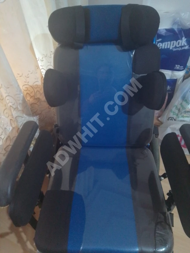 كرسي متحرك بحالة جيدة جدًا للأشخاص ذوي الاحتياجات الخاصة.