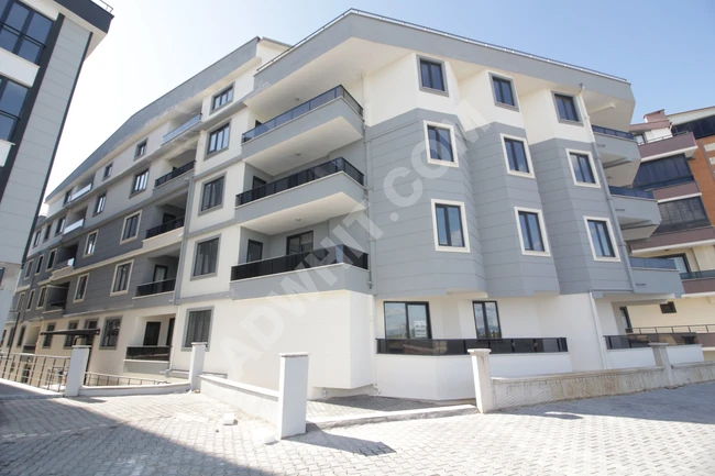 في ألتينكوم Altınkum شقة جديدة 1+1 في الطابق المتوسط مزودة بالغاز الطبيعي ومصعد وشرفة واسعة.