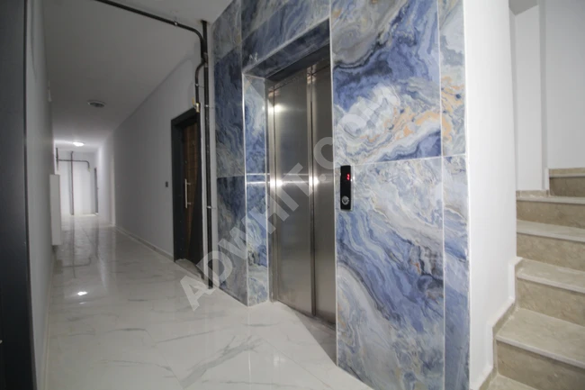 في ألتينكوم Altınkum شقة جديدة 1+1 في الطابق المتوسط مزودة بالغاز الطبيعي ومصعد وشرفة واسعة.