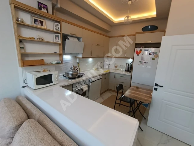 شقة 2+1 في كاديكوي KADIKÖY، في الطابق الأوسط، مع غاز طبيعي ومصعد، بواجهة أمامية، عمرها سنة واحدة.