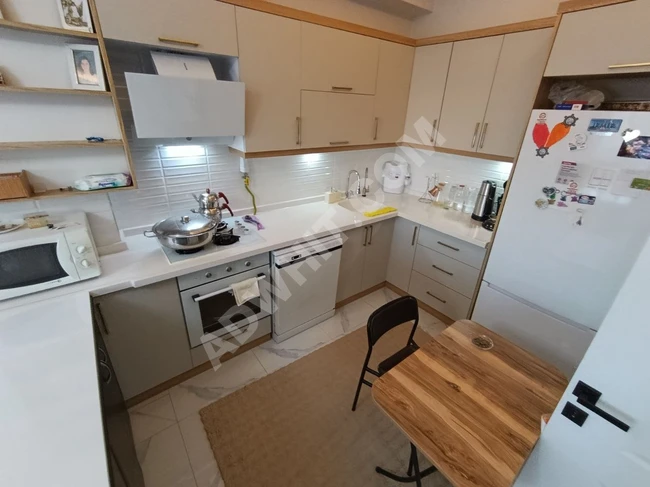 شقة 2+1 في كاديكوي KADIKÖY، في الطابق الأوسط، مع غاز طبيعي ومصعد، بواجهة أمامية، عمرها سنة واحدة.