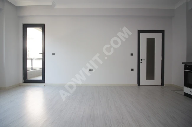 في ألتينكوم Altınkum شقة جديدة 1+1 في الطابق المتوسط مزودة بالغاز الطبيعي ومصعد وشرفة واسعة.