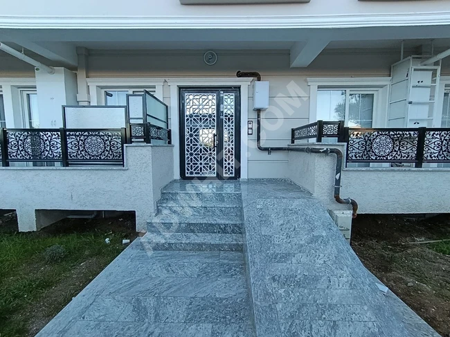 شقة 2+1 في كاديكوي KADIKÖY، في الطابق الأوسط، مع غاز طبيعي ومصعد، بواجهة أمامية، عمرها سنة واحدة.