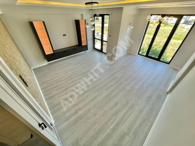 In Akçay, a fully renovated 3+1 apartment with a separate kitchen, front facade, and natural gas.