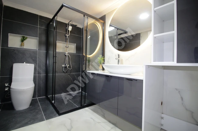 A 3+1 apartment in Altınkum with two bathrooms, fully renovated, front-facing, and a separate kitchen.