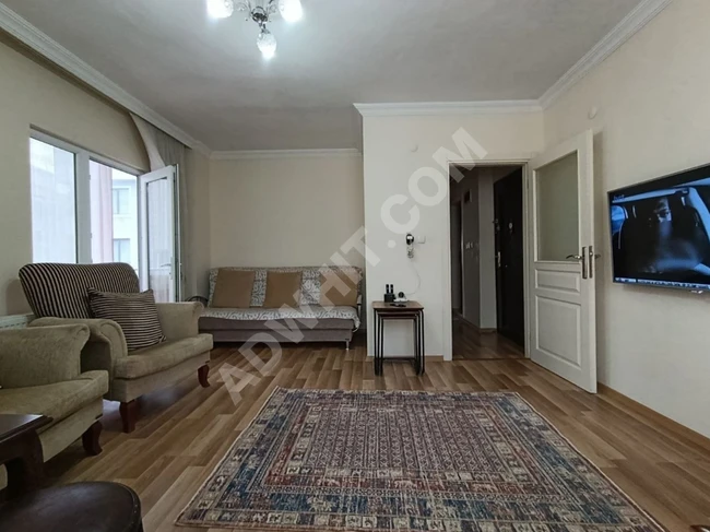 A 2+1 apartment in Altinkum, 13 years old, with natural gas, separate kitchen, and front façade.