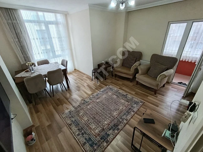 A 2+1 apartment in Altinkum, 13 years old, with natural gas, separate kitchen, and front façade.