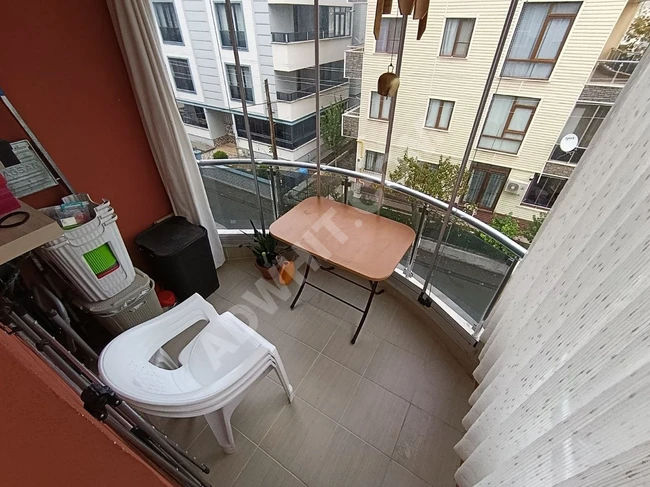 A 2+1 apartment in Altinkum, 13 years old, with natural gas, separate kitchen, and front façade.