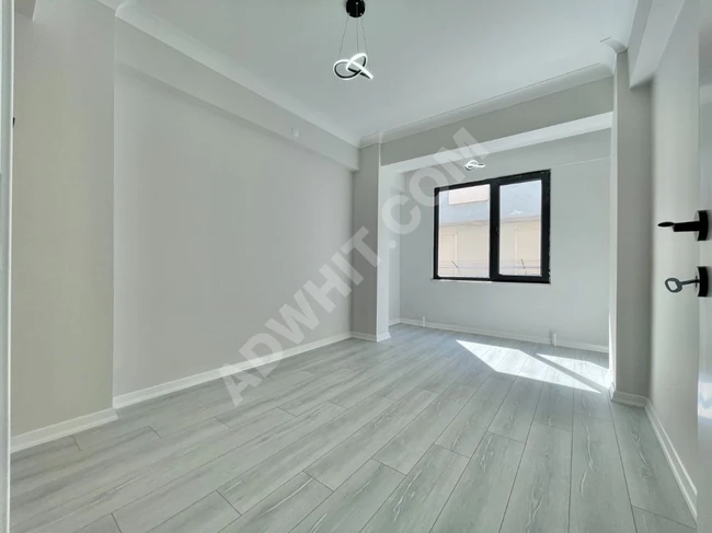 In Akçay, a fully renovated 3+1 apartment with a separate kitchen, front facade, and natural gas.