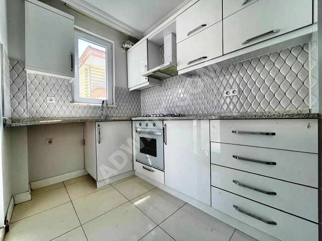 شقة جديدة للبيع في أكشاي AKÇAY  بعمر 6 سنوات، مع غاز طبيعي ومطبخ منفصل، 2+1.