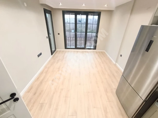 شقة جديدة 1+1 في ALTINKUM، مزودة بالغاز الطبيعي والمصعد والأجهزة الكهربائية.