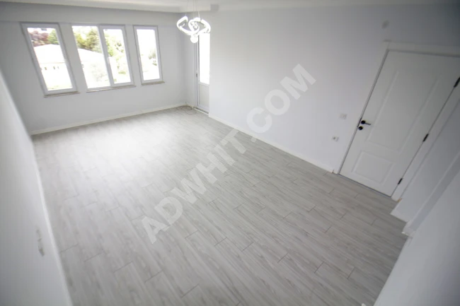 A 3+1 apartment in Altınkum with two bathrooms, fully renovated, front-facing, and a separate kitchen.