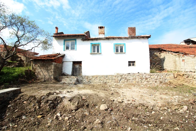 BURHANİYE BAHADINLI KÖY İÇİ 450m2 ARSA İÇİNDE YAPILI 2+1 KÖY EVİ