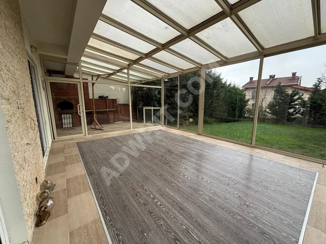 450 metrekarelik villa, 6 oda ve salon, özel havuz ve sauna ile.