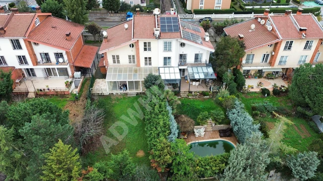 450 metrekarelik villa, 6 oda ve salon, özel havuz ve sauna ile.