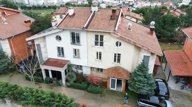 450 metrekarelik villa, 6 oda ve salon, özel havuz ve sauna ile.