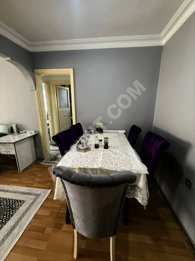 Kiralık, iki odalı ve salonlu, kısmen mobilyalı daire.