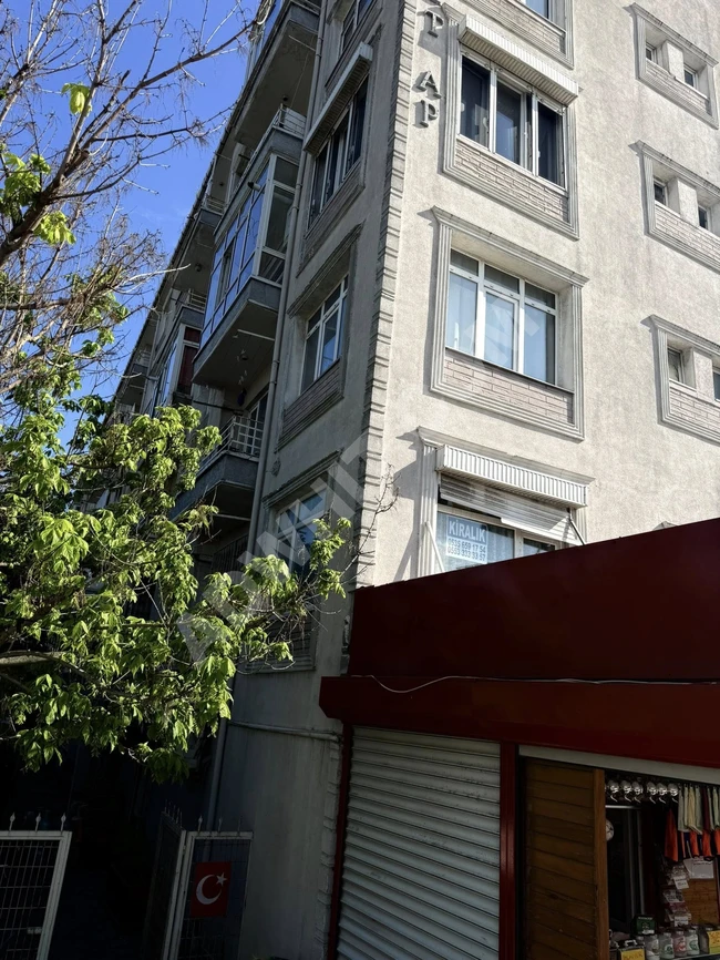 Kiralık, iki odalı ve salonlu, kısmen mobilyalı daire.
