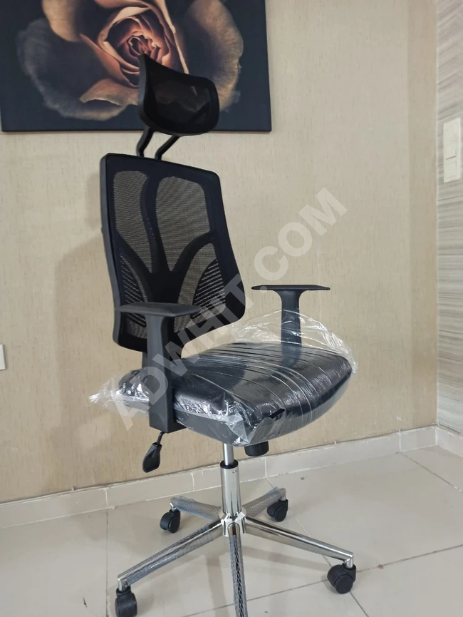 Yüksek kaliteli, metal ayaklı ve çift kollu ofis sandalyesi.