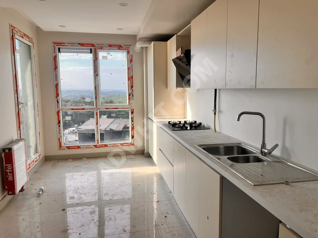 Kayaşehir'de satılık 3+1 tam donanımlı daire.