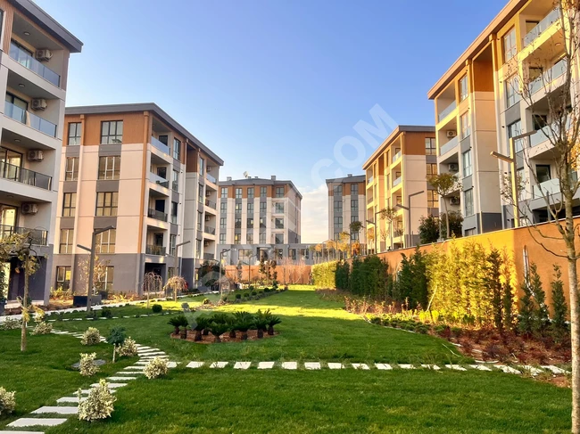 Kayaşehir'de satılık 3+1 tam donanımlı daire.