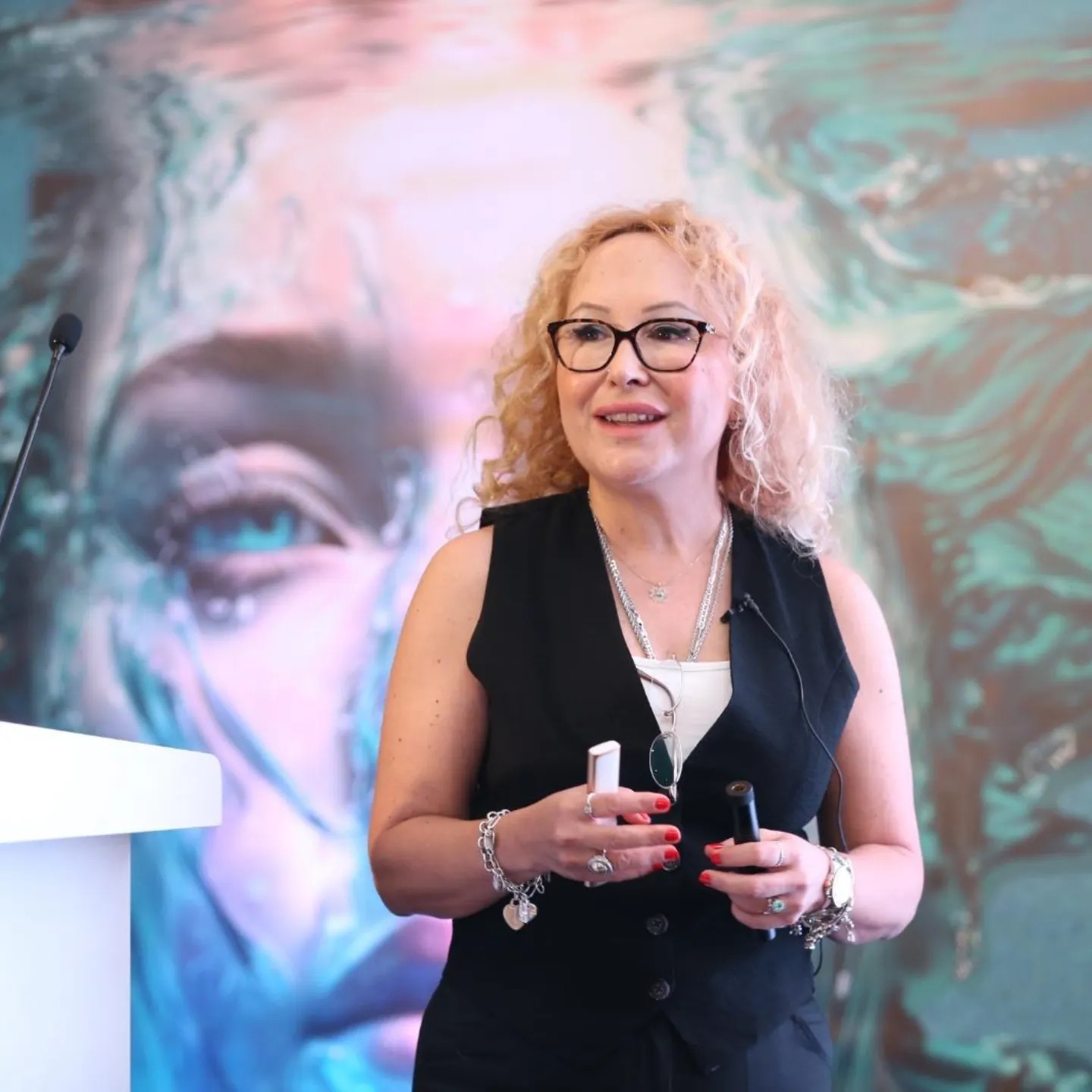 الدكتورة أصلي شمشيك أزلار