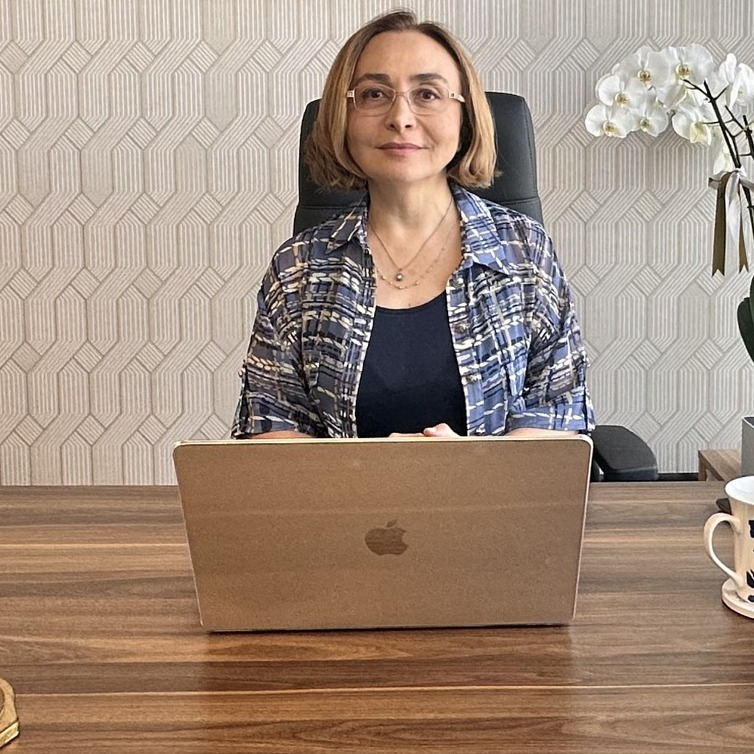 الدكتورة أيشين كاراسوي يشيلادا