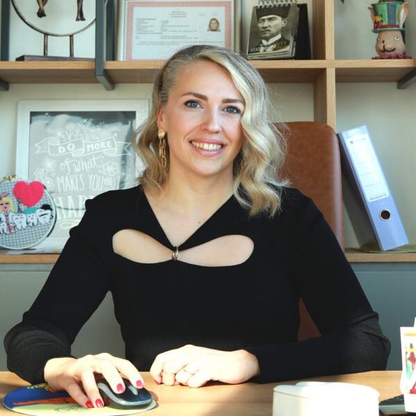 الدكتورة  أوزغه باتماز